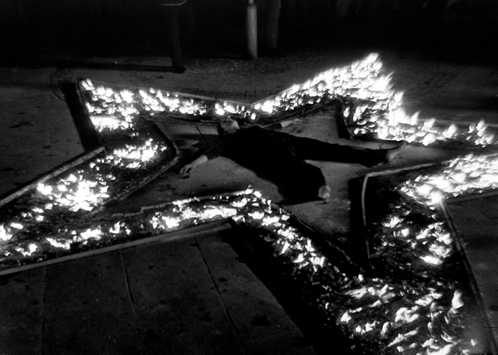 Marina Abramović - Rhythm 5, 1974
